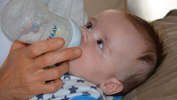 Αλλεργία στο γάλα: Ποιες αντιδράσεις εμφανίζουν τα παιδιά