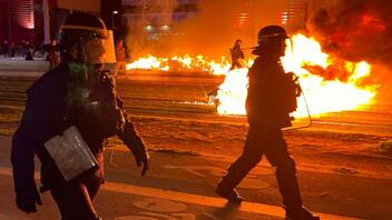 Γαλλία: Οδομαχίες μεταξύ αστυνομίας και διαδηλωτών για τρίτη νύχτα