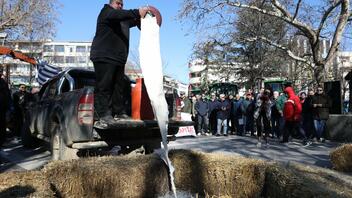 Κλιμακώνονται οι κινητοποιήσεις των αγροτών στη Λάρισα - Έριξαν γάλα στην πλατεία