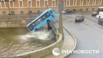 Αγία Πετρούπολη: Λεωφορείο με 20 άτομα έπεσε σε ποτάμι!