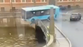 Θρίλερ στην Αγία Πετρούπολη: Λεωφορείο έπεσε στα νερά ποταμού - Δείτε βίντεο