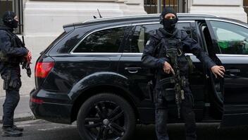 Δύο αστυνομικοί τραυματίστηκαν σοβαρά από σφαίρες στο Παρίσι