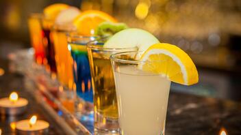 Αλκοόλ: Ποια χαρακτηριστικά προδίδουν τα ποτά «μπόμπες»
