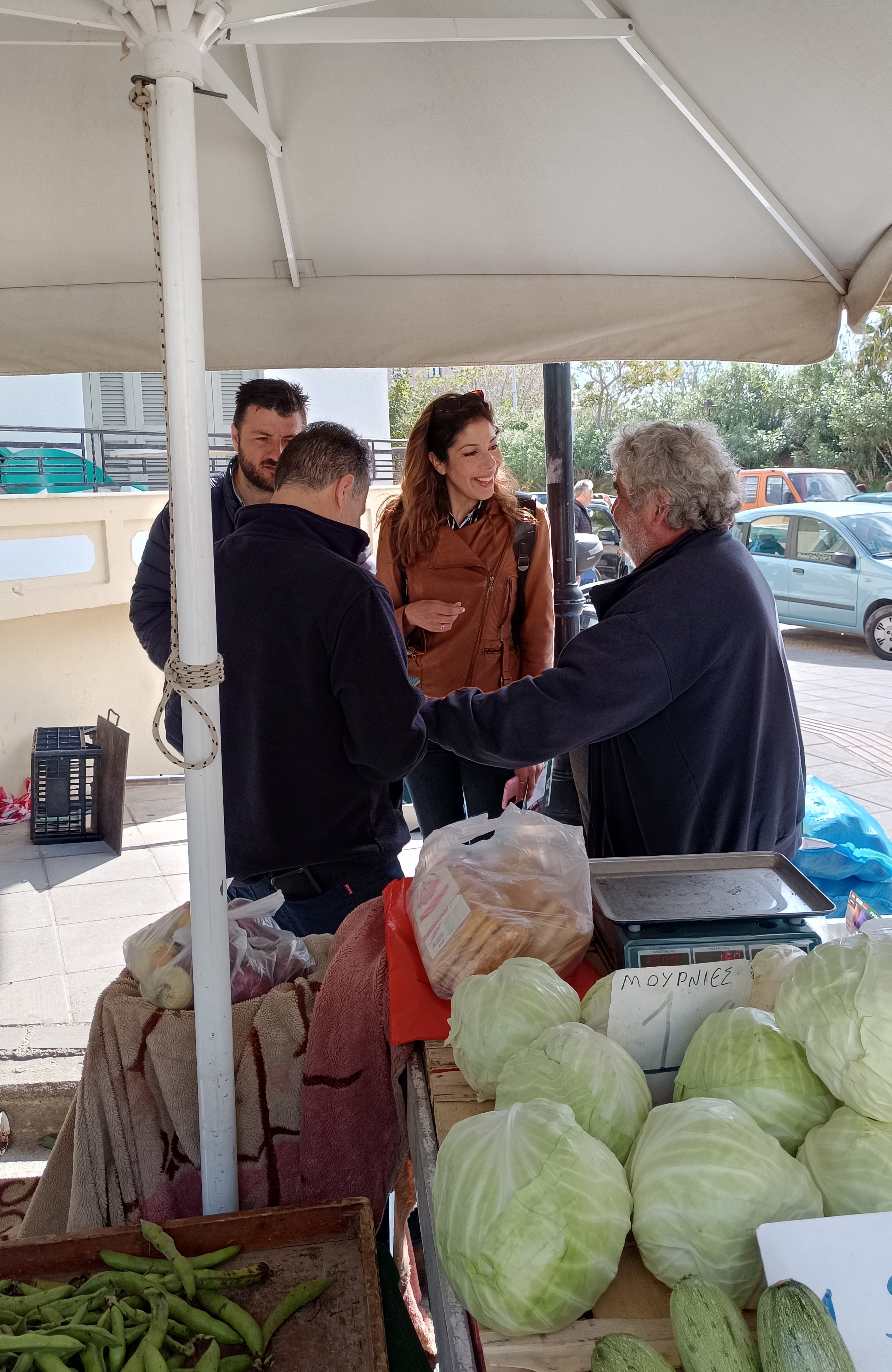 Χανιά: Στη λαϊκή αγορά του Σαββάτου μέλη της ΝE ΠΑΣΟΚ μαζί με την Μαρία Δαφέρμου