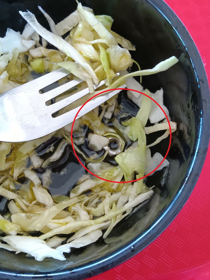 Φοιτητής βρήκε παξιμάδι βίδας μέσα στην σαλάτα που πήρε από τη φοιτητική λέσχη