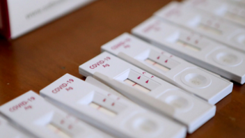 Μόσιαλος: Στην Αγγλία τα rapid test είναι δωρεάν, όχι τα PCR