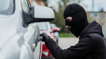 Άφησε τα κλειδιά πάνω στο αυτοκίνητο, κι ο κλέφτης δεν έχασε την ευκαιρία !