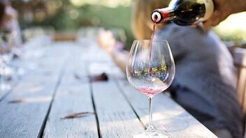 Μικρότερος ο κίνδυνος διαβήτη για όσους πίνουν κρασί με το φαγητό τους