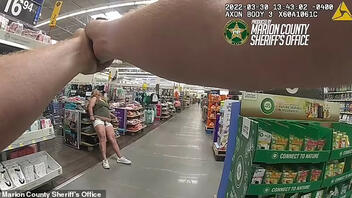 Γυναίκα απειλούσε με μαχαίρι πελάτες σούπερ μάρκετ – Την κεραυνοβόλησε αστυνομικός