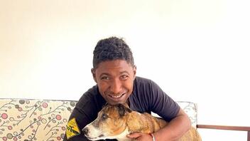 Ο άστεγος που έκανε γενέθλια στο σκύλο του μετρά τώρα 183.000 followers