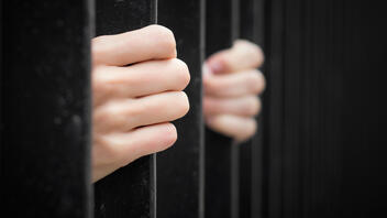 Ισόβια κάθειρξη για μια γυναίκα που δολοφόνησε τη φίλη της για να της αρπάξει την περιουσία