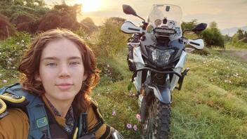 Φιλοδοξεί να γίνει η νεότερη γυναίκα που θα διασχίσει τον κόσμο με μοτοσικλέτα