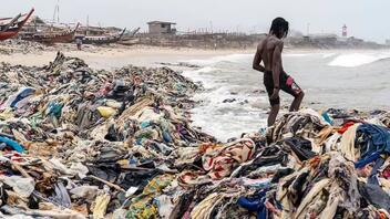 Χώρες της Αφρικής «πνίγονται» σε εκατομμύρια ρούχα
