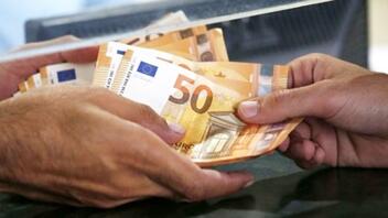 «Παγώνει» η μείωση του ορίου χρήσης μετρητών από τα 500 στα 200 ευρώ