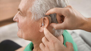 Κίνδυνος άνοιας για τους ηλικιωμένους με σοβαρή απώλεια ακοής