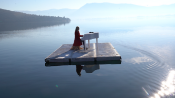 Μοναδικές εικόνες: Παίζει πιάνο στη μέση της λίμνης στην Καστοριά
