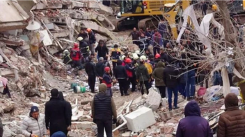  Σεισμός στην Τουρκία: Ψάχνουν τους ανθρώπους τους στα ερείπια προκειμένου οι συγγενείς να κηδεύσουν τους νεκρούς τους