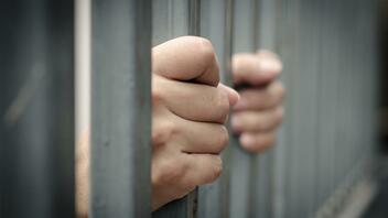 Στις φυλακές 55χρονος που κατηγορείται ότι κακοποιούσε σεξουαλικά επί 5 χρόνια την ανήλικη κόρη των φίλων του