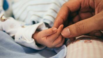 Δάκρυα χαράς στο ΠΑΓΝΗ: Εγκυμονούσα με λευχαιμία γέννησε υγιέστατο μωράκι!