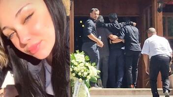 Ραγίζουν καρδιές στην κηδεία της 16χρονης που πέθανε στη Χαλκιδική - Κατέρρευσαν η μάνα και η αδελφή της