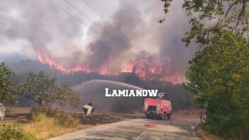 Φθιώτιδα: Μαίνεται η φωτιά έξω από τη Μακρακώμη