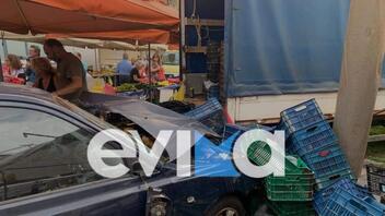 Εύβοια: Αυτοκίνητο εισέβαλε σε λαϊκή αγορά - Τραυματίστηκε ένα 3χρονο παιδάκι