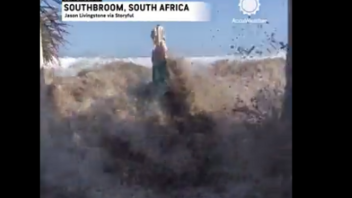Κύματα 9,5 μέτρων "κατάπιαν" παραλιακές περιοχές στη Νότια Αφρική – 2 νεκροί, 7 τραυματίες