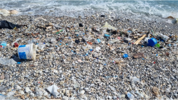 Εκατομμύρια πλαστικά σφαιρίδια ξεβράστηκαν σε ισπανικές ακτές