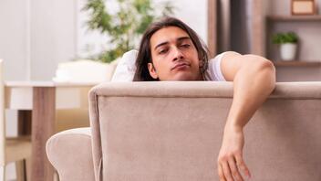 Σας παίρνει ο ύπνος στον καναπέ; – 4 «χρυσές» συμβουλές για να κοιμάστε καλά και σωστά