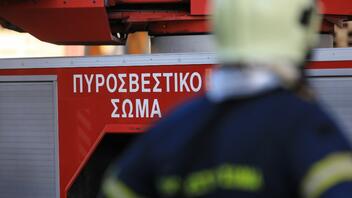 Θεσσαλονίκη: Δυνατός αέρας ξερίζωσε πλάτανο που καταπλάκωσε δυο αυτοκίνητα