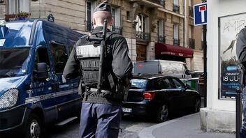 Αστυνομικοί στο Παρίσι πυροβόλησαν μια γυναίκα που απειλούσε