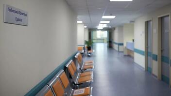 Απίστευτο περιστατικό σε νοσοκομείο της Λάρισας: Πόρτα ξεκόλλησε και καταπλάκωσε γιατρό