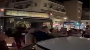 Ένταση στον Βύρωνα: Επιβάτες λεωφορείου πιάστηκαν στα χέρια με οδηγό που πάρκαρε παράνομα
