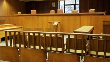 Σεπόλια: Αποβλήθηκε η μητέρα της 12χρονης από τη δικαστική αίθουσα - Πέταξε μαρκαδόρο σε δικηγόρο