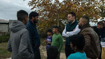 Κασσελάκης: Είμαστε με όλη την κοινωνία -Επίσκεψη στον καταυλισμό των Ρομά 