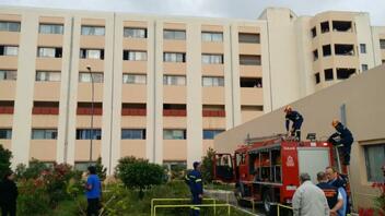 Πυροσβέστες - "Αγιοβασίληδες" στην Παιδιατρική κλινική του νοσοκομείου Χανίων