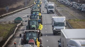 Αγρότες κλείνουν τους δρόμους σε όλη τη χώρα