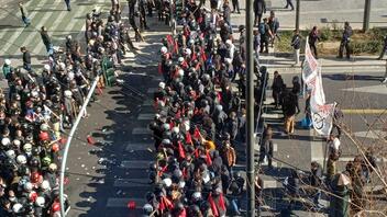 Συγκρούσεις μεταξύ φοιτητών στο πανεκπαιδευτικό συλλαλητήριο - Οχτώ τραυματίες