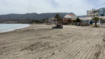 Ο Δήμος Σητείας διευθετεί την παραλία ενόψει της νέας σεζόν