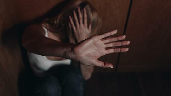 Eνδοοικογενειακή βία – «Έχουμε μεγαλώσει με ταινίες που λέγανε: “Το ξύλο βγήκε από τον παράδεισο”»