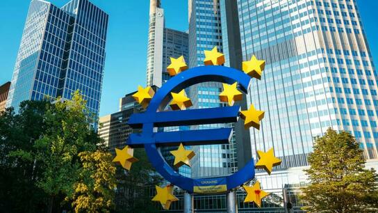 Επιτόκια: Διχασμένα τα στελέχη της ΕΚΤ για το πότε θα μειωθούν 