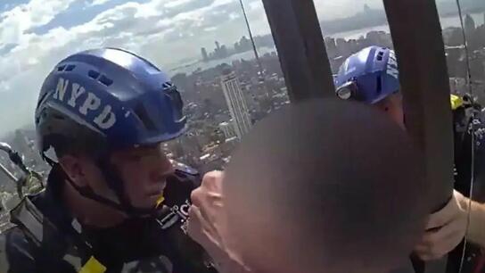 Αστυνομικοί σκαρφάλωσαν 54 ορόφους για να σώσουν γυναίκα που... κρεμόταν – Εντυπωσιακό βίντεο