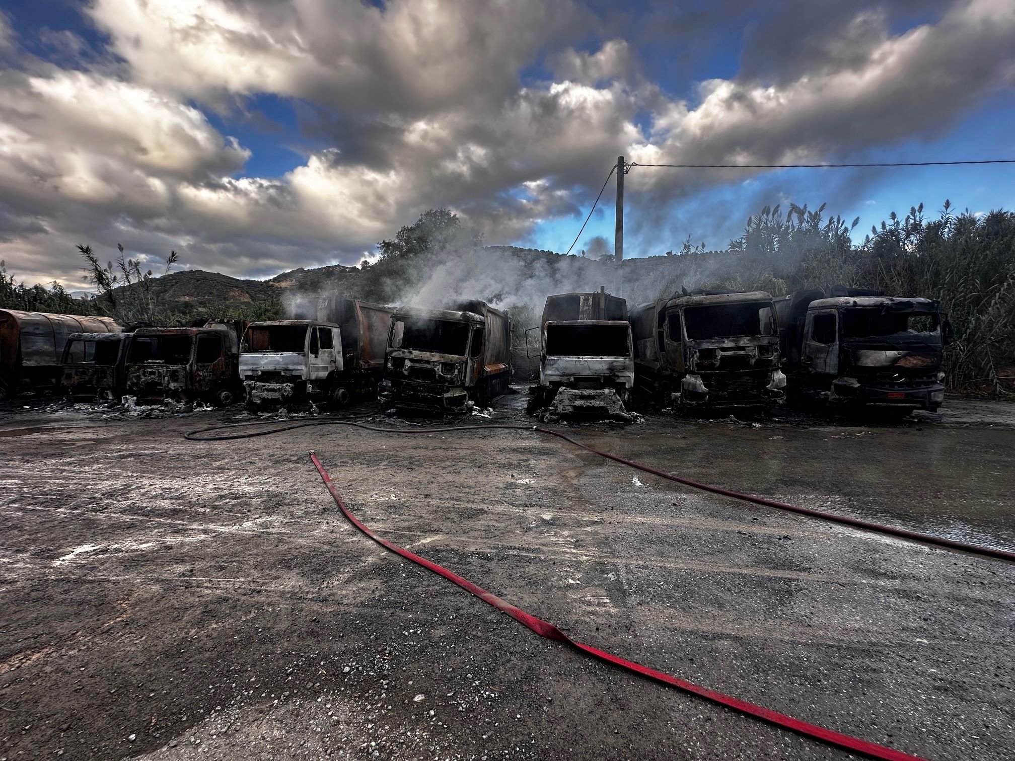 Ποιους ενόχλησε ο δήμαρχος και πυρπόλησαν τα απορριμματοφόρα