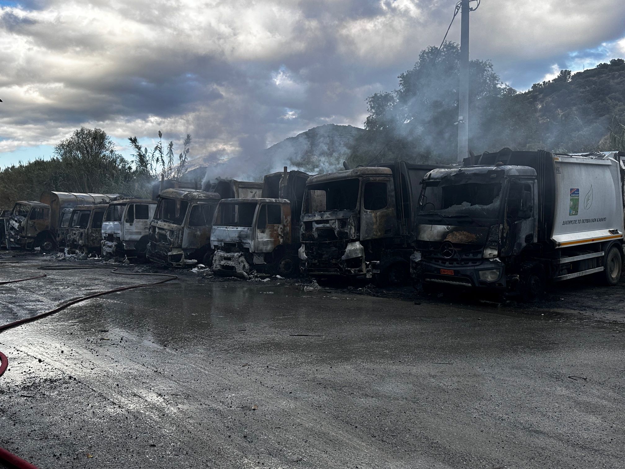 Ολοκληρωτική καταστροφή του Δημοτικού Στόλου απορριμματοφόρων από πυρκαγιά