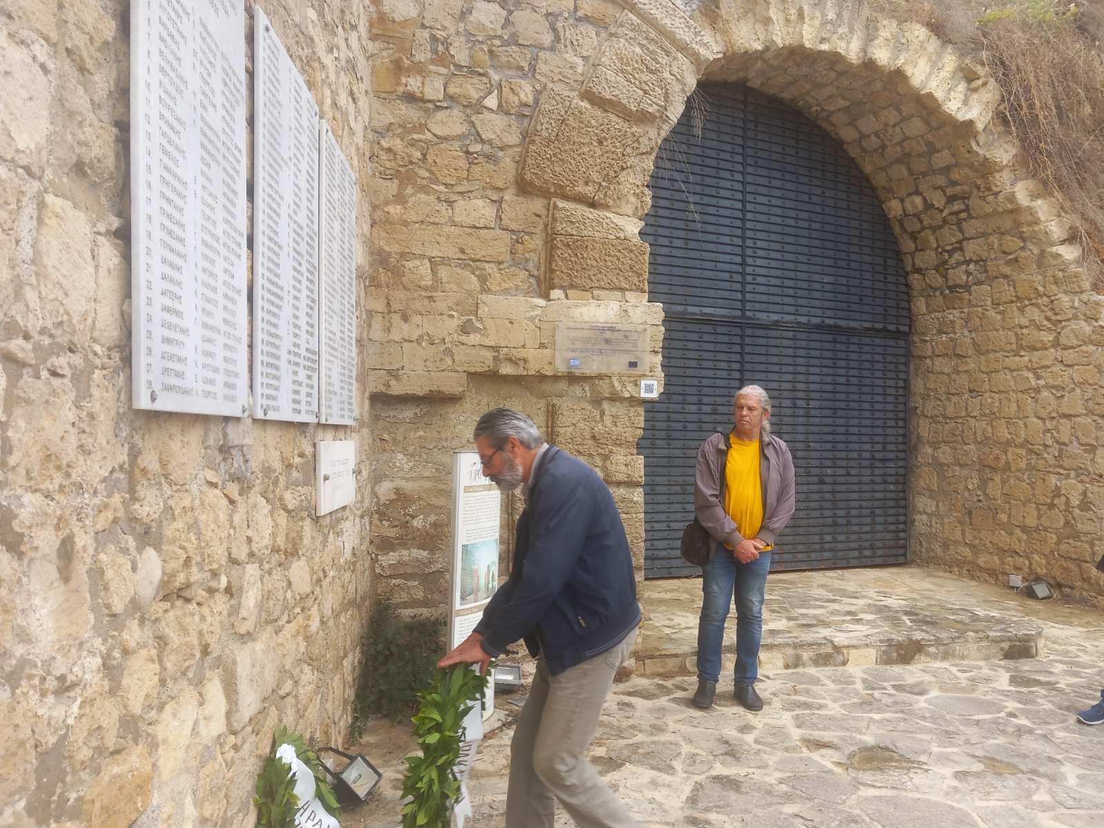 Κατάθεση στεφάνων της ΚΟ Ηρακλείου του ΚΚΕ στη Στοά Μακάσι 