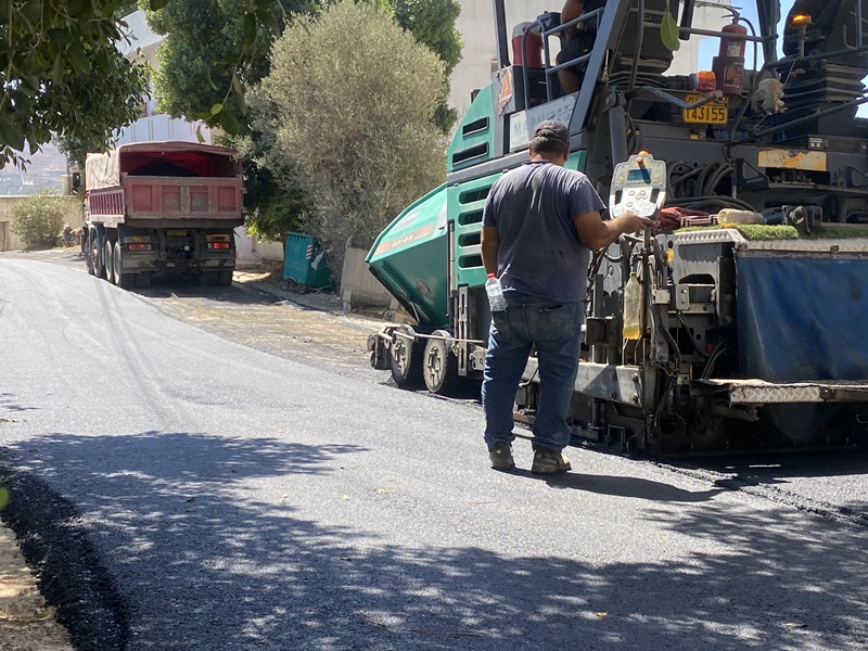 Με γοργούς ρυθμούς συνεχίζονται οι ασφαλτοστρώσεις στις Μοίρες