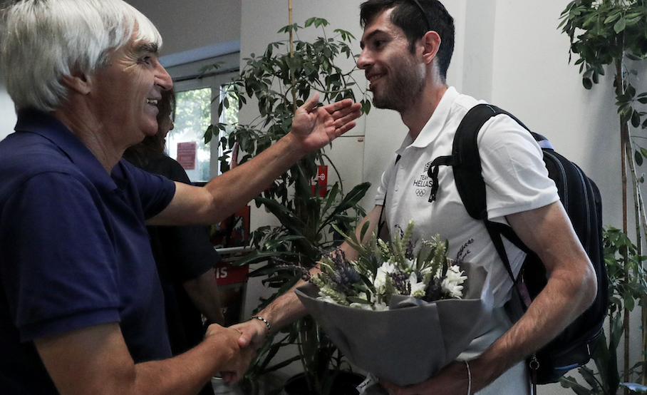 επιστροφή της ελληνικής αποστολής από το παρισι