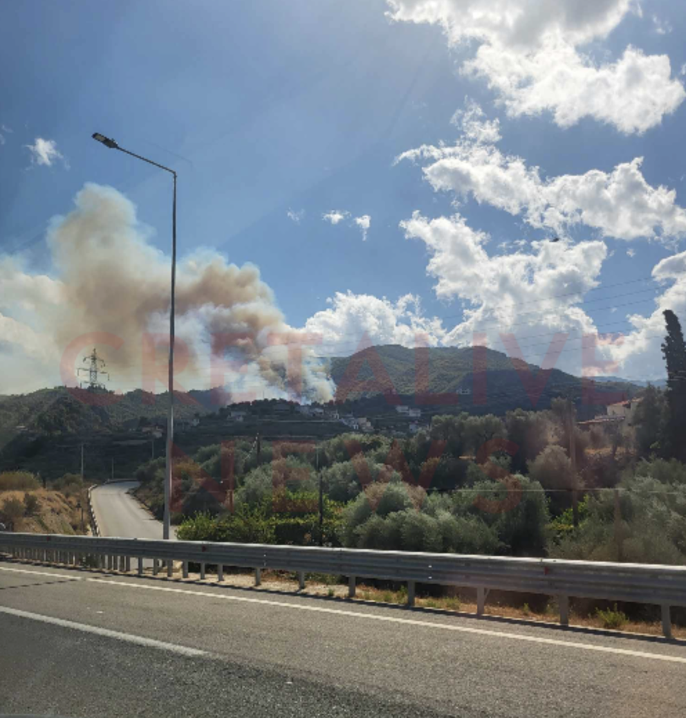 η φωτιά όπως φαίνεται από τον δρόμο 