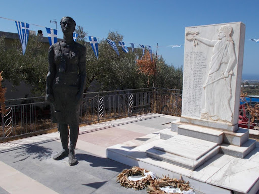 Το μνημείο των 36 θυμάτων στα Σκούρβουλα και το άγαλμα της «Γυναίκας στην Αντίσταση»