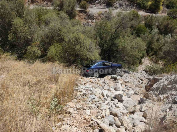 Φθιώτιδα Αυτοκίνητο έπεσε σε χαράδρα, το ανέκοψαν τα δέντρα